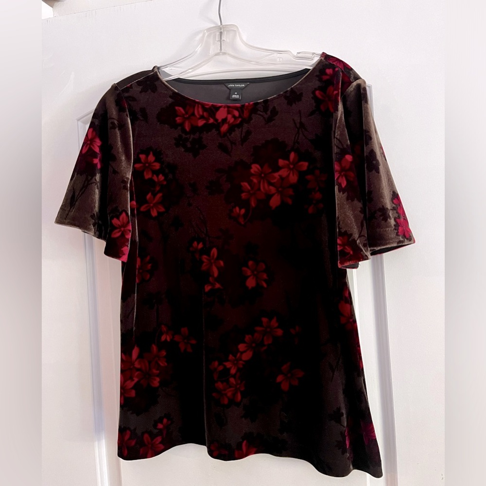 Ann Taylor short sleeve top w/flouncy sleeves. Size M. Brown/black w/red flowers